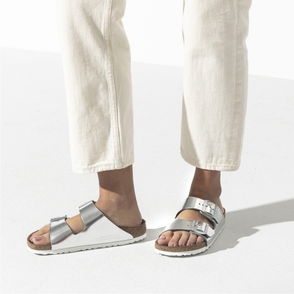 BIRKENSTOCK ARIZONA SOFT FOOTBED SANDALS IN METALLIC SILVER 37 6 - Picture 2 of 13